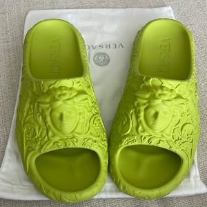 Versace
Medusa embossed slides.